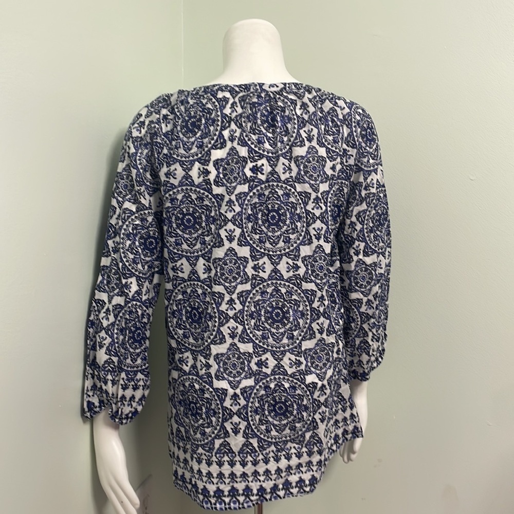 Tyler Boe Blue & White Medallion Print V-Neck Tunic Blouse - Picture 5 of 8
